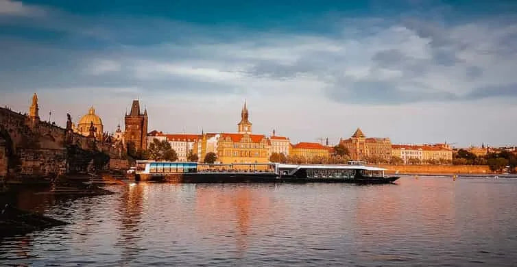 Prága városnéző vacsorahajózás üvegfedélzetű hajón