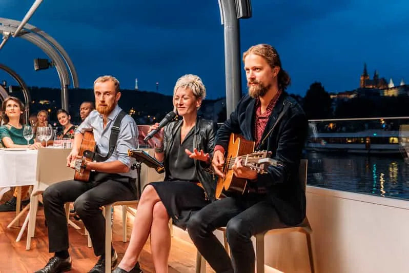 Prága városnéző vacsorahajózás üvegfedélzetű hajón