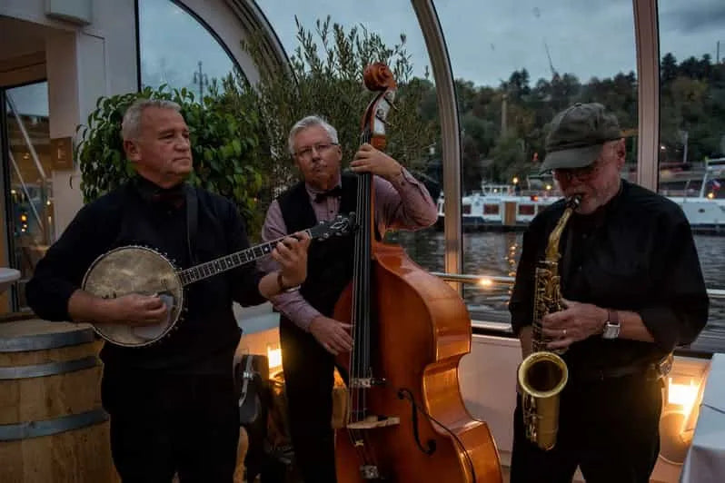 Prága városnéző vacsorahajózás üvegfedélzetű hajón