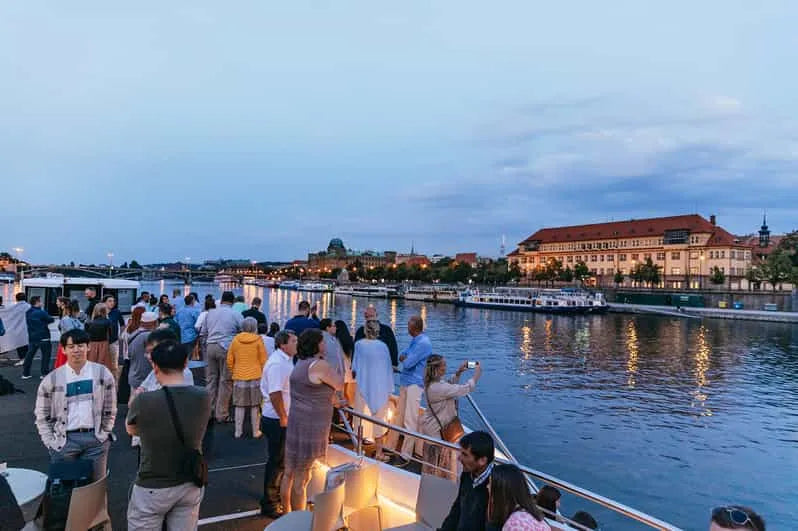 Prága városnéző vacsorahajózás üvegfedélzetű hajón