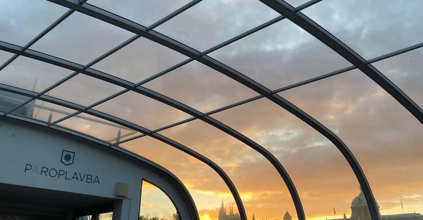 Prága városnéző vacsorahajózás üvegfedélzetű hajón