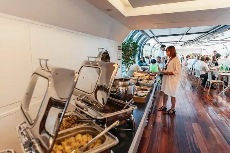 Prága városnéző vacsorahajózás üvegfedélzetű hajón