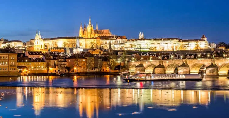Prága esti városnéző hajókirándulás hangos idegenvezetéssel