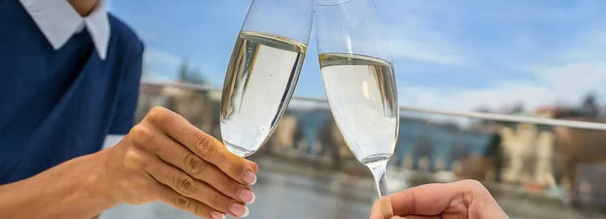 Prága esti városnéző hajókirándulás hangos idegenvezetéssel