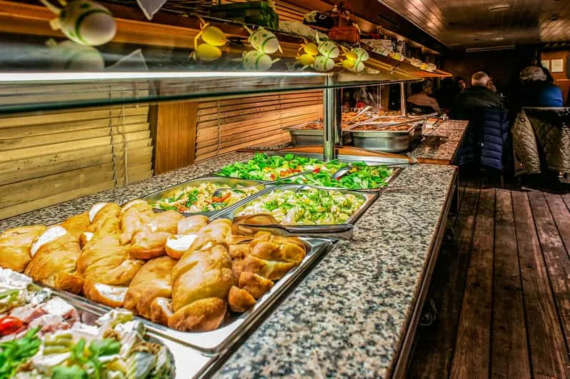 Prágai éjszakai hajókirándulás büfévacsorával és élő zenével