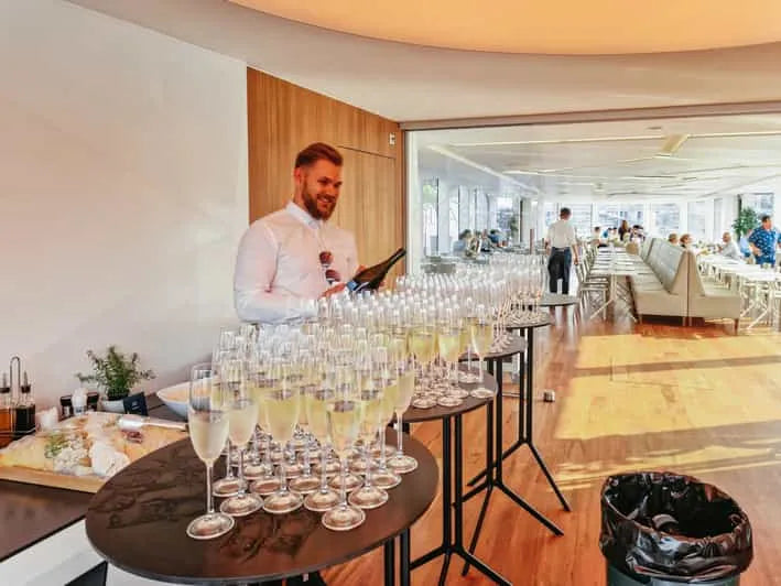 Prágai éjszakai hajókirándulás büfévacsorával és élő zenével