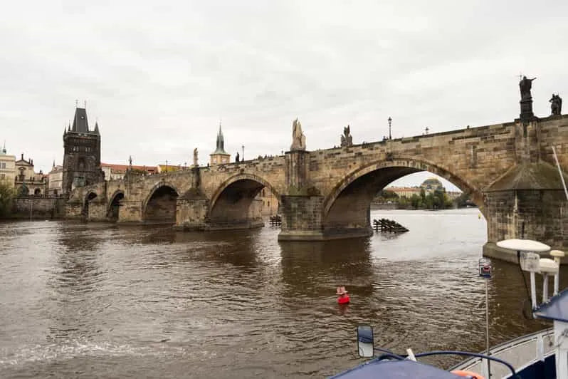Prága Vltava folyami hajóút panorámás kilátással
