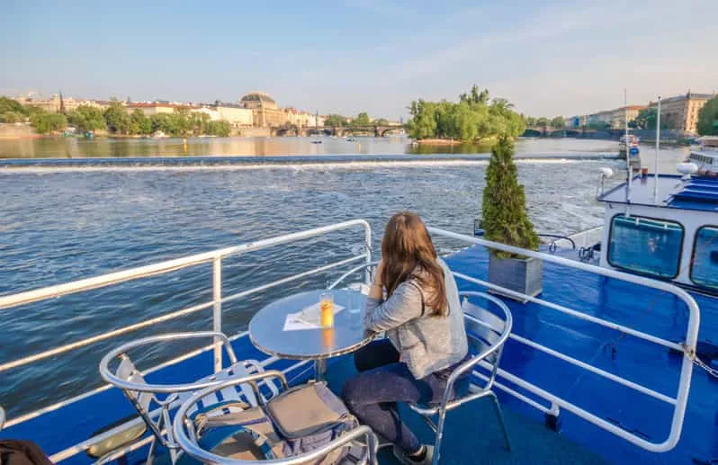 Prága Vltava folyami hajóút panorámás kilátással