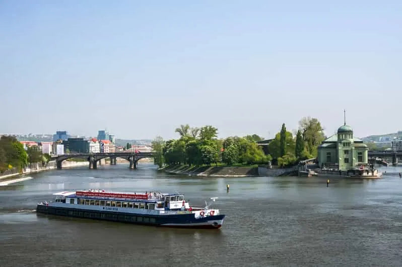 Prága Vltava folyami hajóút panorámás kilátással