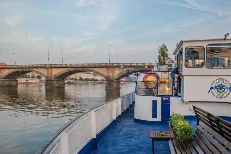 Prága Vltava folyami hajóút panorámás kilátással