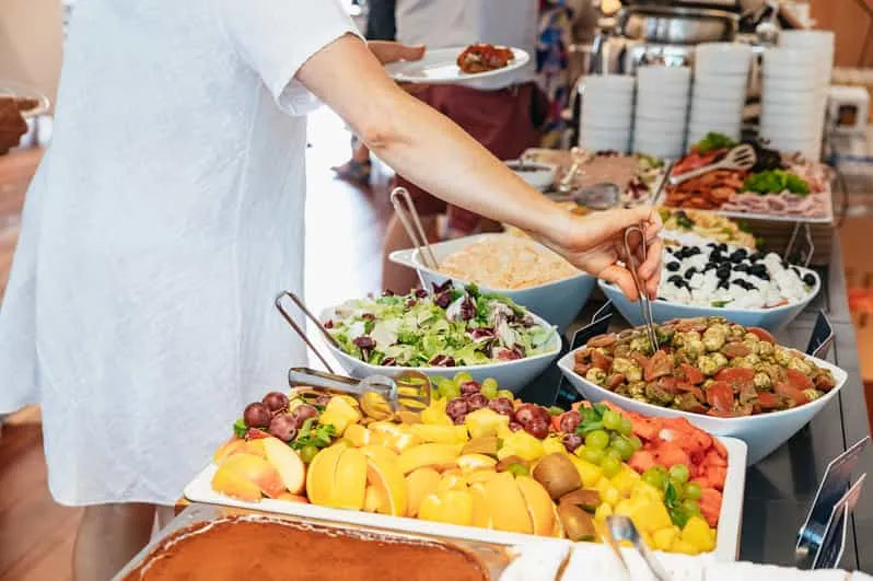 Prága Vltava-folyó ebédhajózás üvegfenekű hajóval