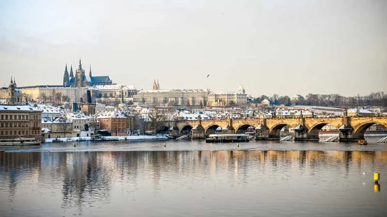 Prága Vltava-folyó városnéző napközbeni hajókirándulás hangos idegenvezetéssel