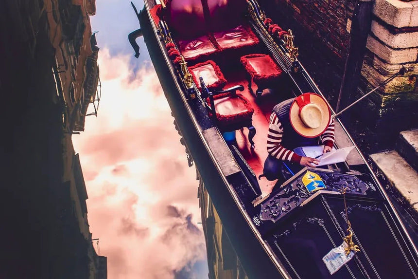 Private velencei gondolaút a tömegektől és a fő vízi útvonalaktól távol