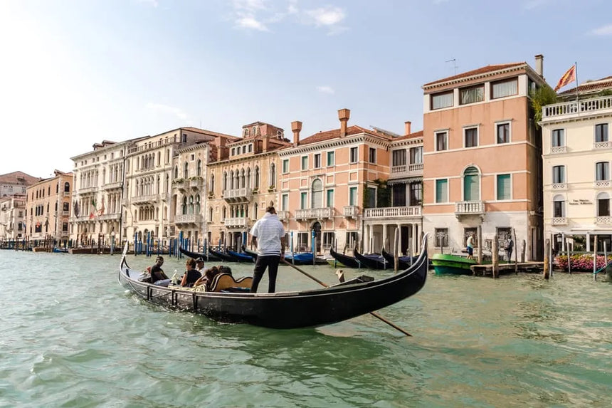 Private velencei gondolaút a tömegektől és a fő vízi útvonalaktól távol