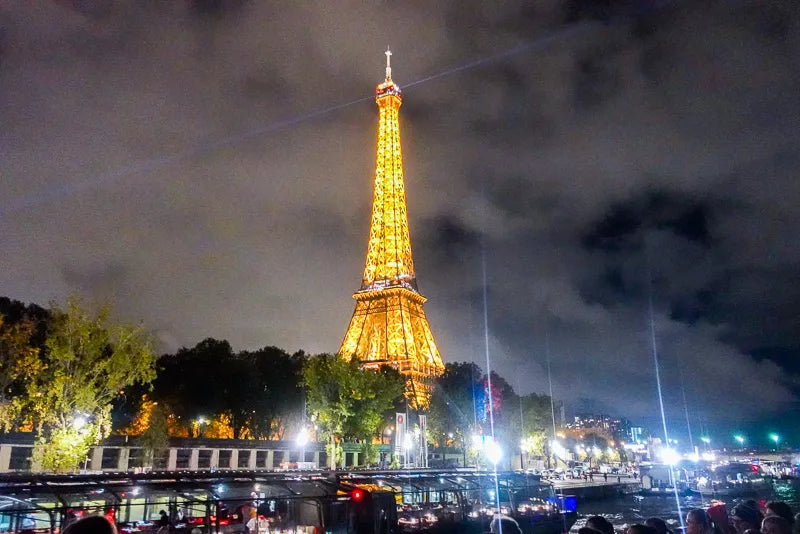 पेरिस सीन नदी क्रूज फ्रेंच संगीत के साथ (वेडेट्स डे पेरिस)