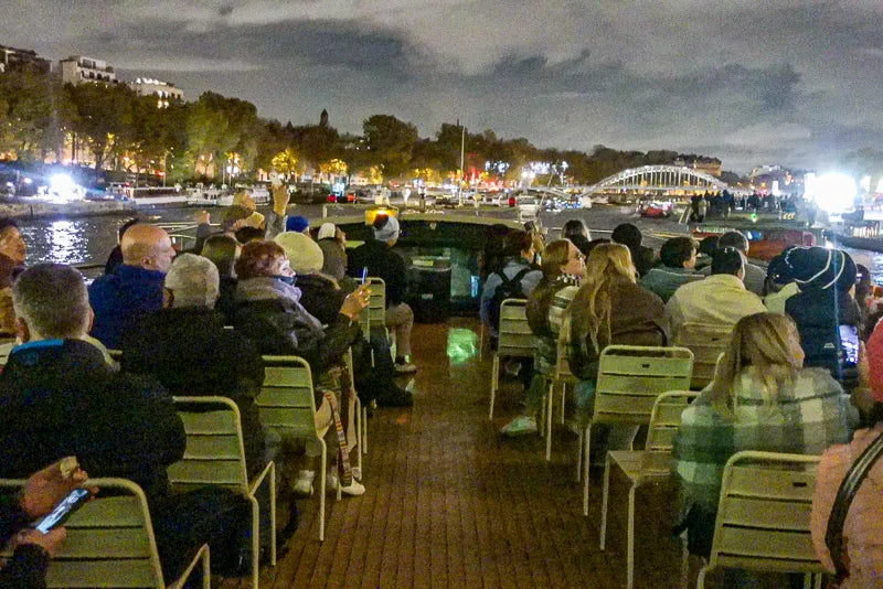 पेरिस सीन नदी क्रूज फ्रेंच संगीत के साथ (वेडेट्स डे पेरिस)