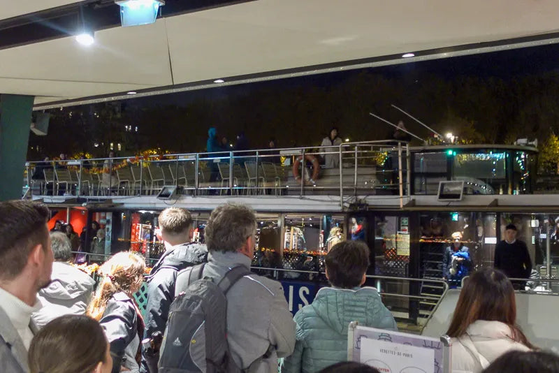 पेरिस सीन नदी क्रूज फ्रेंच संगीत के साथ (वेडेट्स डे पेरिस)