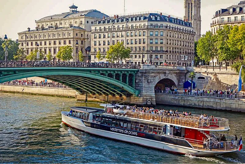 पेरिस सीन नदी क्रूज फ्रेंच संगीत के साथ (वेडेट्स डे पेरिस)