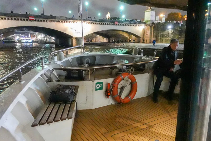 पेरिस सीन नदी क्रूज फ्रेंच संगीत के साथ (वेडेट्स डे पेरिस)