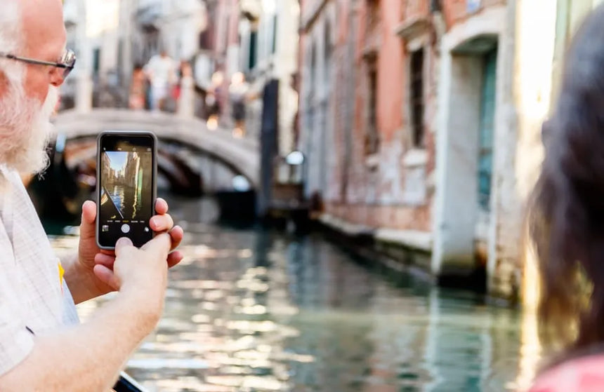 Velencei hagyományos gondolaút a Nagy Csatornán és nevezetességeknél