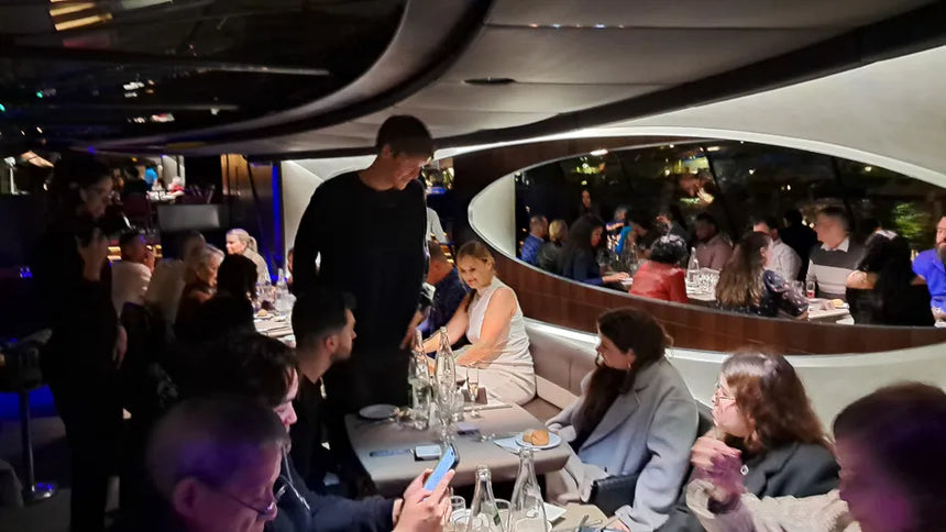 Dîner à Paris 3 ou 4 plats croisière avec musique live (Bateaux Parisiens)