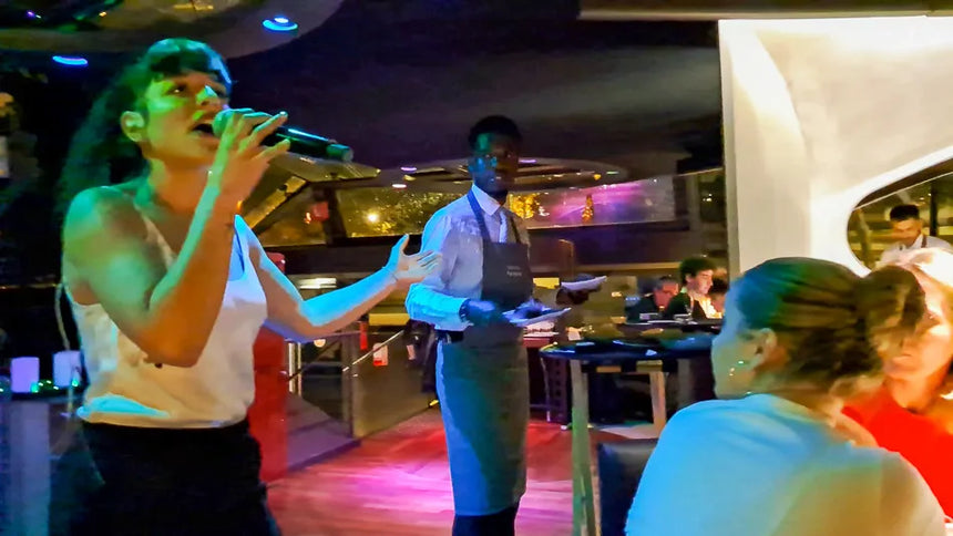 Dîner à Paris 3 ou 4 plats croisière avec musique live (Bateaux Parisiens)