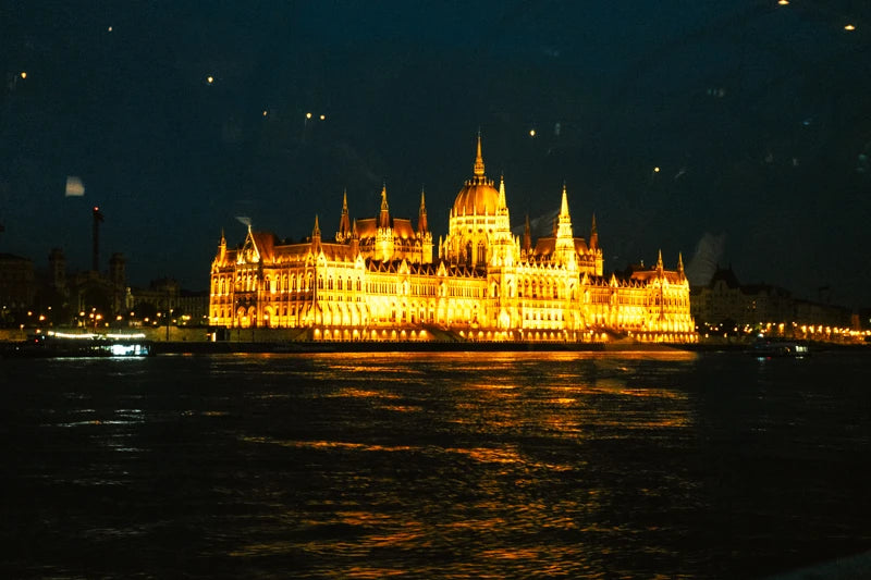 Crociera romantica a Budapest con cena a lume di candela e musica dal vivo (4 portate)