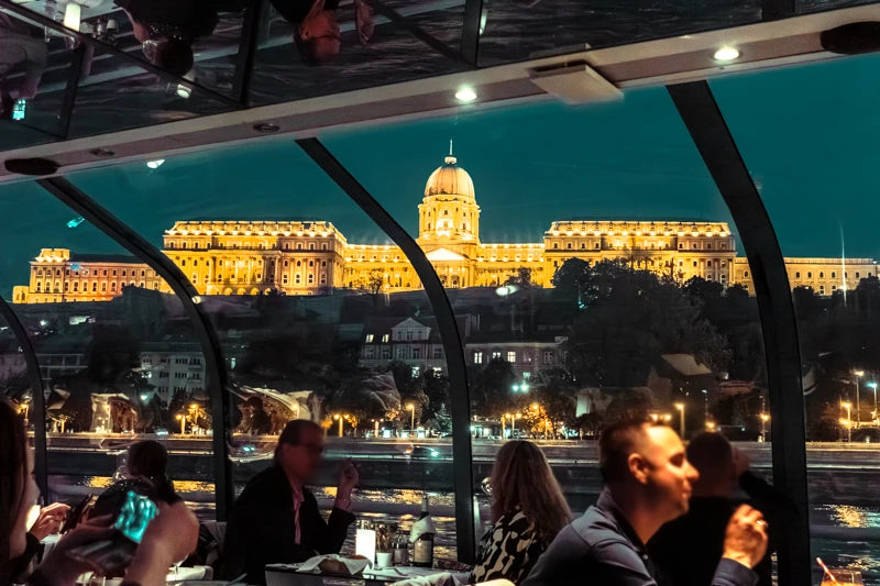 Crociera romantica a Budapest con cena a lume di candela e musica dal vivo (4 portate)