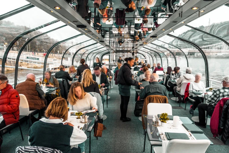 Crociera romantica a Budapest con cena a lume di candela e musica dal vivo (4 portate)