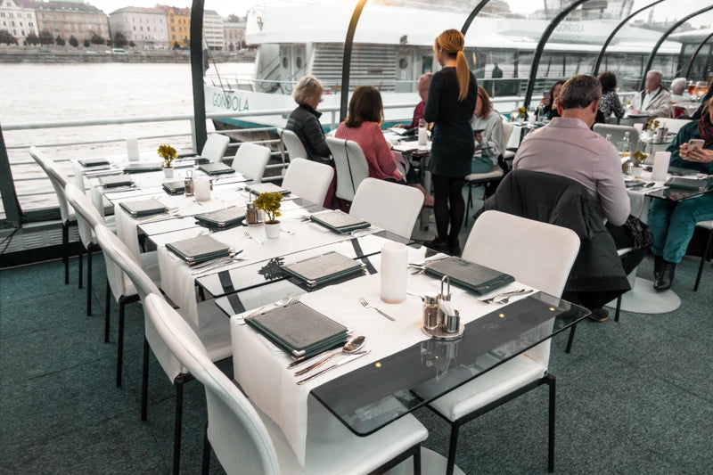 Crociera romantica a Budapest con cena a lume di candela e musica dal vivo (4 portate)