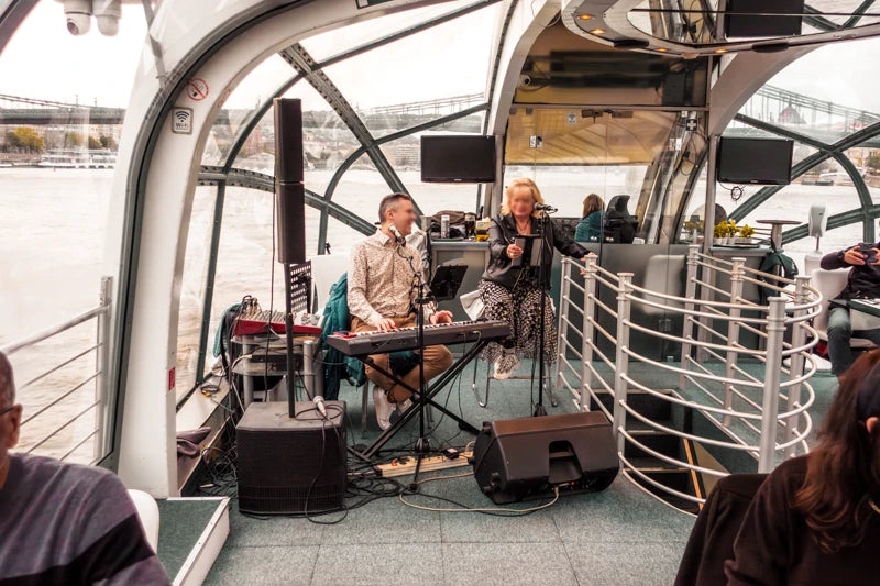 Crociera romantica a Budapest con cena a lume di candela e musica dal vivo (4 portate)