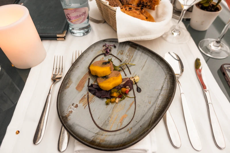 Crociera romantica a Budapest con cena a lume di candela e musica dal vivo (4 portate)