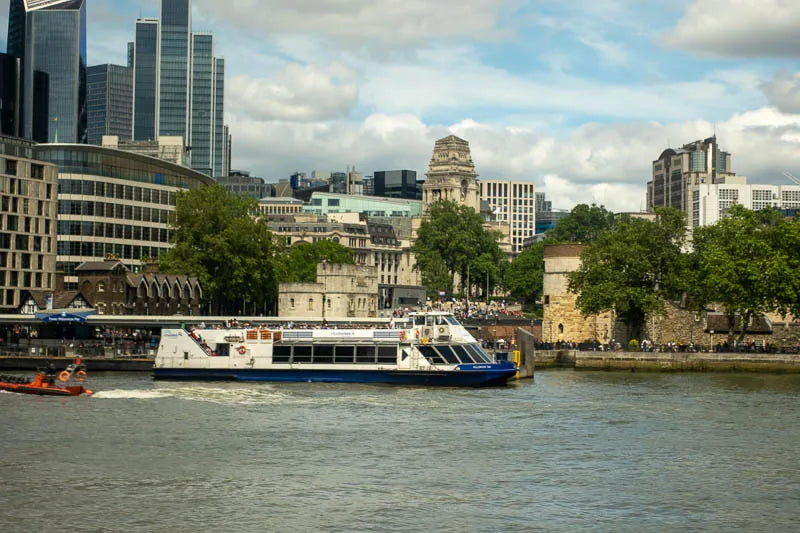 Chuyến du thuyền tham quan sông Thames ở London có thể lên xuống tùy ý với bình luận trực tiếp