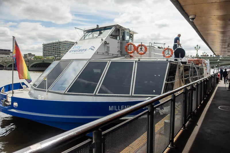 Chuyến du thuyền tham quan sông Thames ở London có thể lên xuống tùy ý với bình luận trực tiếp