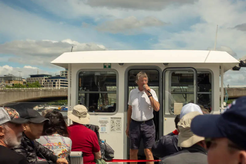 Chuyến du thuyền tham quan sông Thames ở London có thể lên xuống tùy ý với bình luận trực tiếp