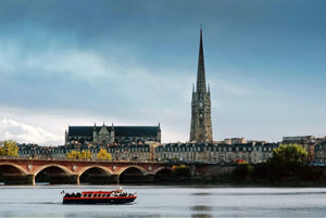 Bordeaux Boat Tour with Sweet Treats, Drinks, and Live Commentary