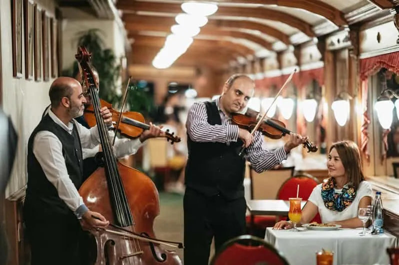 Croisière dîner buffet de 12 plats à Budapest avec spectacle de danse folklorique et de musique