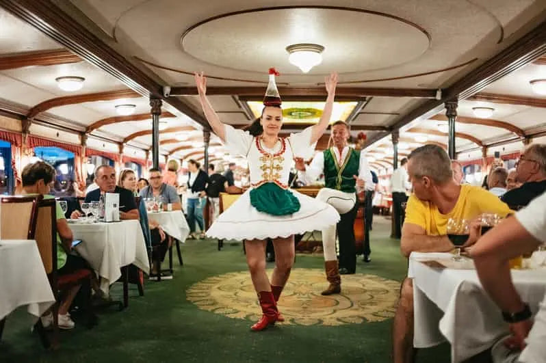 Croisière dîner buffet de 12 plats à Budapest avec spectacle de danse folklorique et de musique