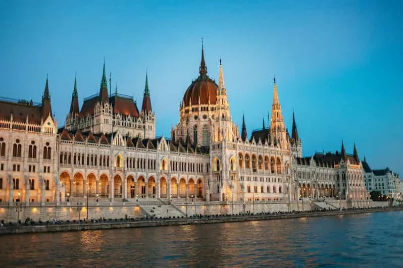 Croisière dîner buffet de 12 plats à Budapest avec spectacle de danse folklorique et de musique
