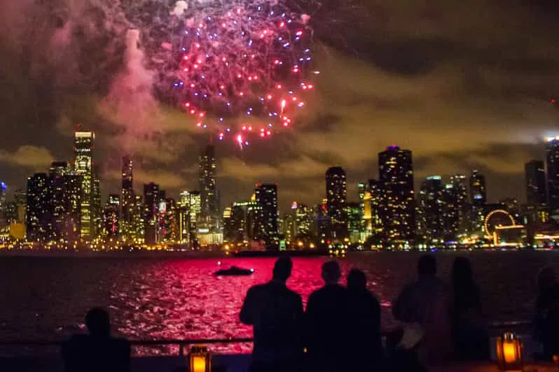 Chicago Havai Fişekleri Teknesi Turu Nehir ve Göl Seçenekleri