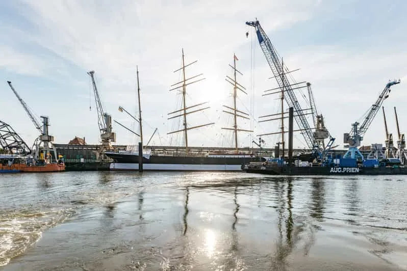 Hamburg Evening Cruise with Cheese and Wine Tasting