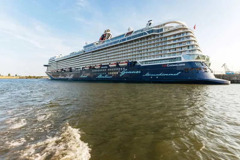 Hamburg Evening Cruise with Cheese and Wine Tasting