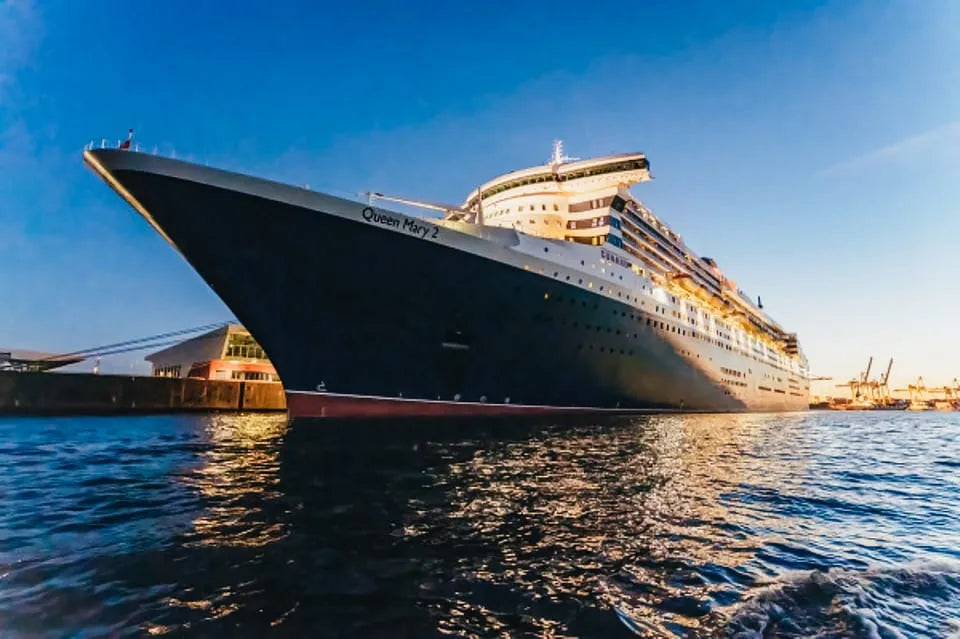Hamburg Evening Cruise with Scenic Waterfront Views