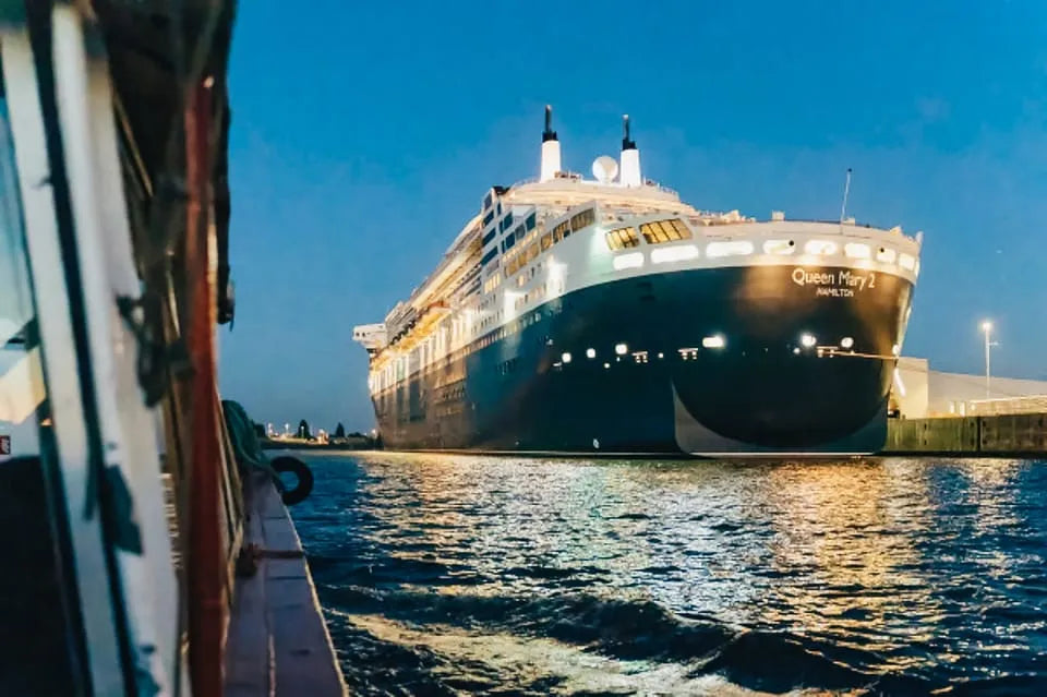 Hamburg Evening Cruise with Scenic Waterfront Views