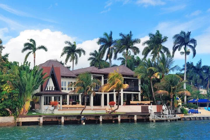 Miami Boat Tour of Celebrity Homes with Live Guide and Skyline Views