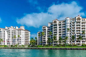 Miami Boat Tour of Celebrity Homes with Live Guide and Skyline Views