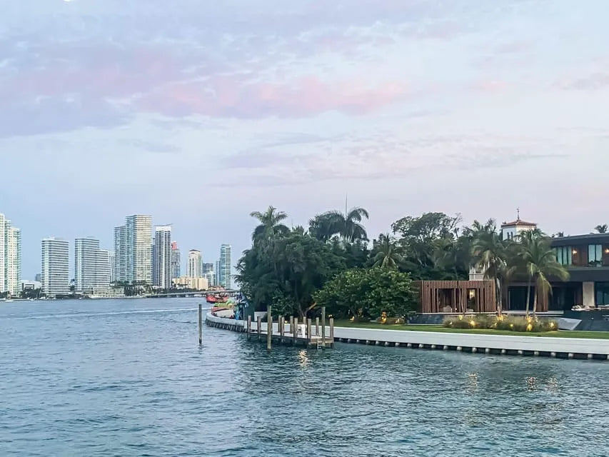 Miami Sunset Boat Tour with Live Guide and Mojito