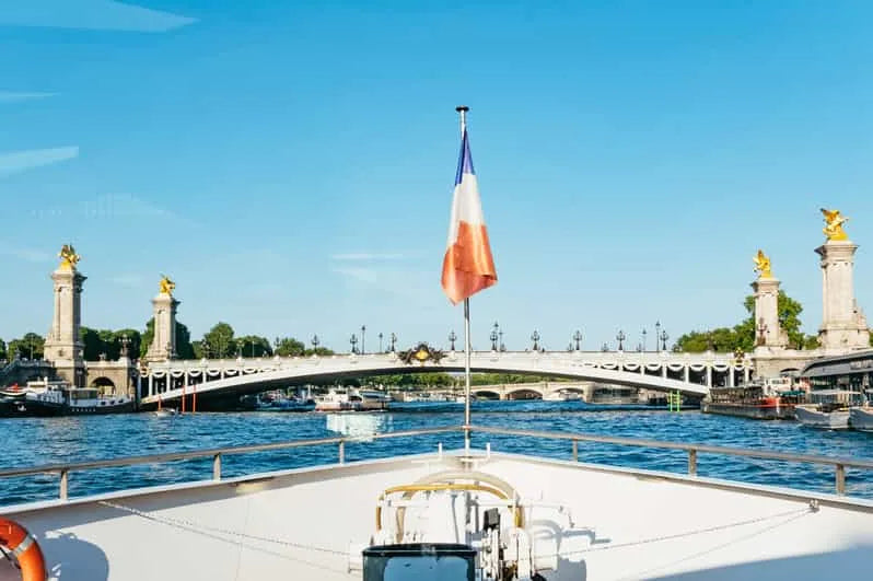 Paris Budget Dinner Cruise with Panoramic Views