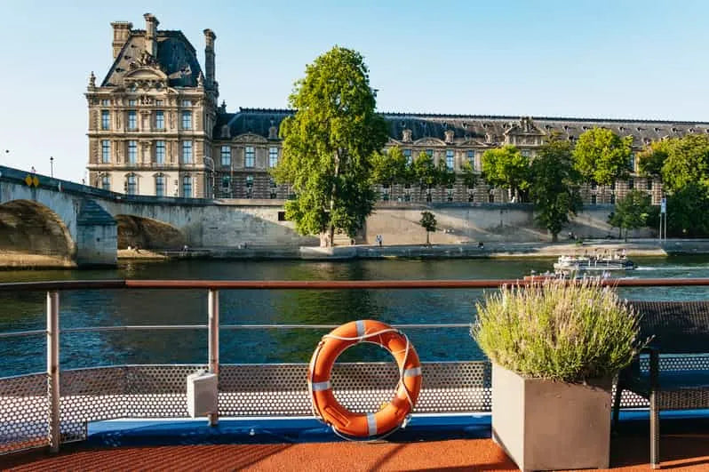 Paris Budget Dinner Cruise with Panoramic Views