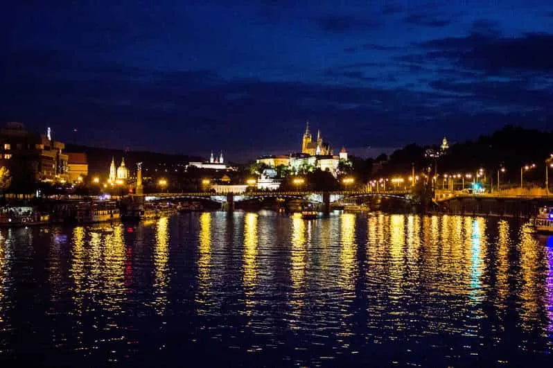 Prag'da Canlı Müzik Eşliğinde Akşam Yemeği Teknesi